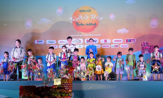 Trao 500 phần quà cho trẻ em huyện đảo Phú Quý đón “Trăng thu Biên cương”