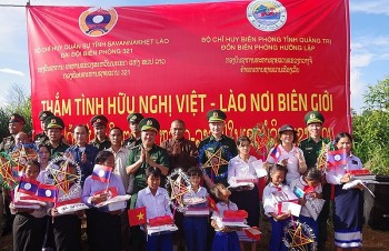 Thiếu niên, nhi đồng biên giới Việt - Lào vui Tết Trung thu