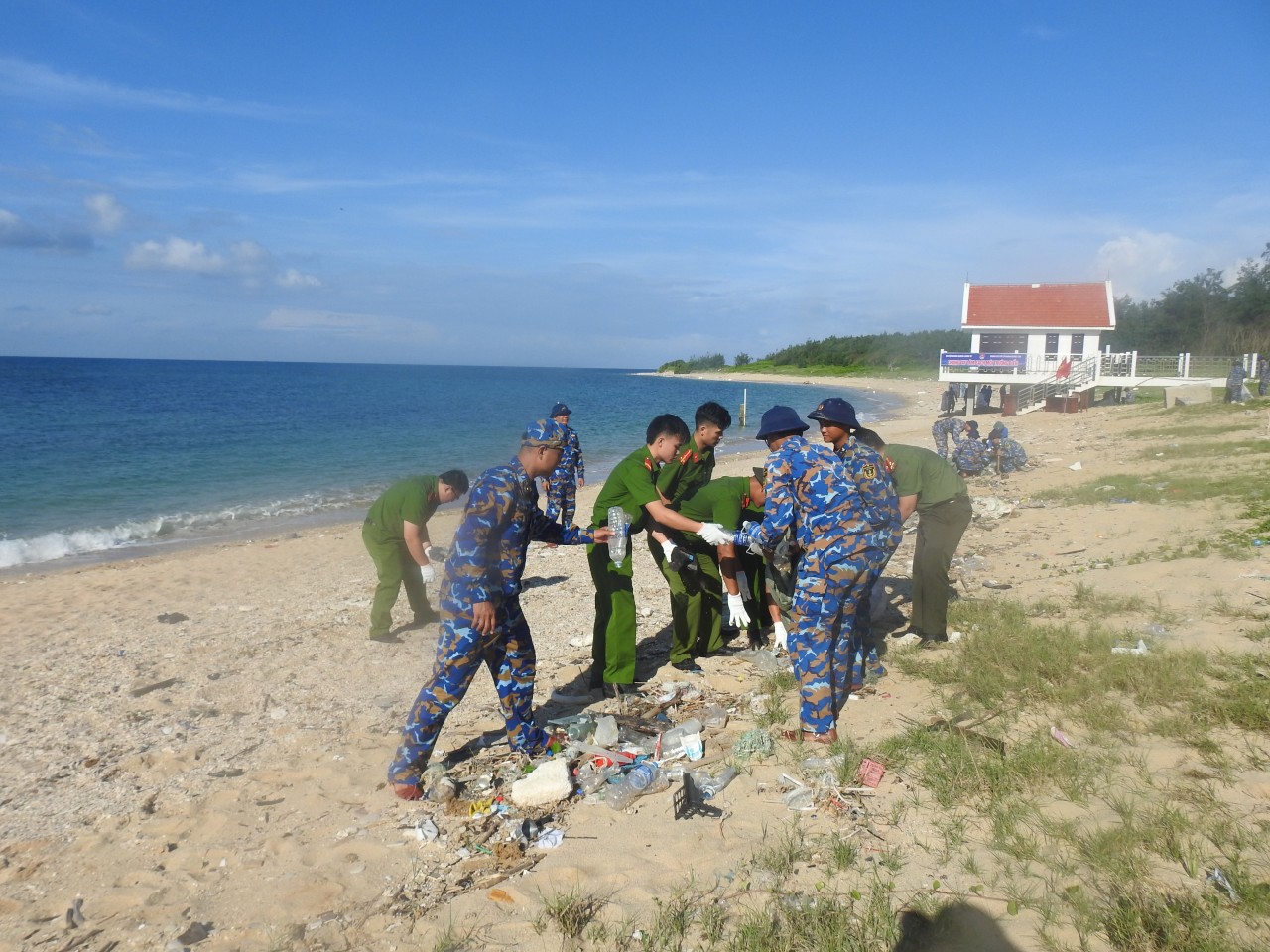 Lữ đoàn 126 "chung tay làm sạch môi trường biển"