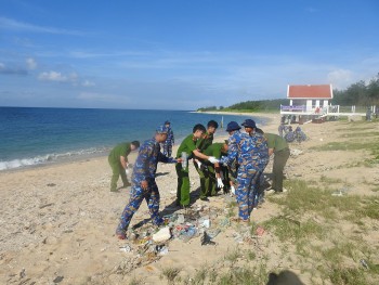 Lữ đoàn 126 "chung tay làm sạch môi trường biển"