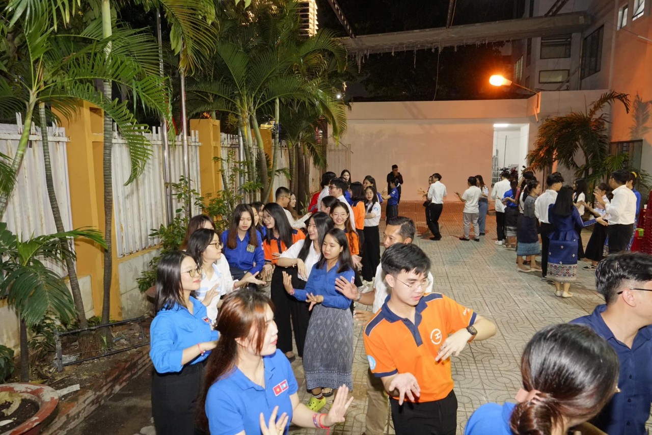 Sinh viên Việt - Lào cùng nhau đón Tết Trung thu