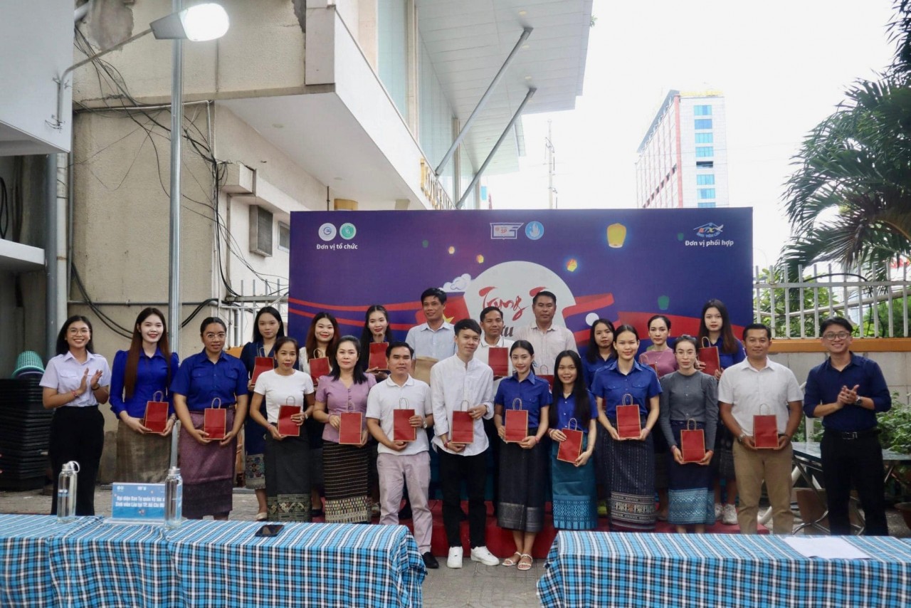 Sinh viên Việt - Lào cùng nhau đón Tết Trung thu