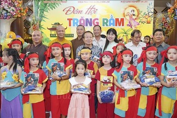 Trung Thu ấm áp cho các em thiếu nhi Việt Nam tại Lào