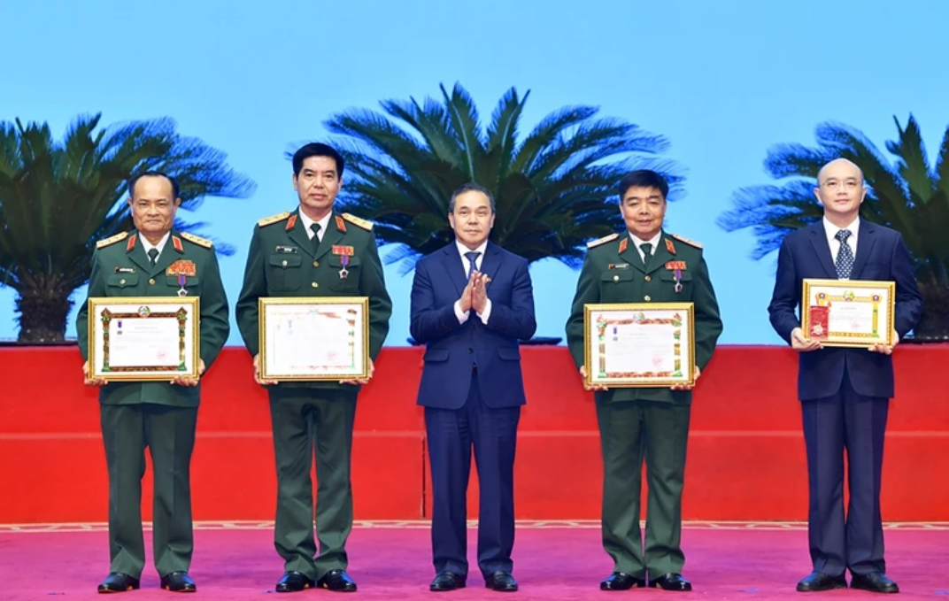 Đại sứ Sengphet Houngboungnuang trao Huân chương Lao động hạng Nhì, Huân chương Anh dũng hạng Nhất tặng các cá nhân và đại diện cá nhân thuộc Quân đội nhân dân Việt Nam. (Ảnh: Báo Quân đội nhân dân)
