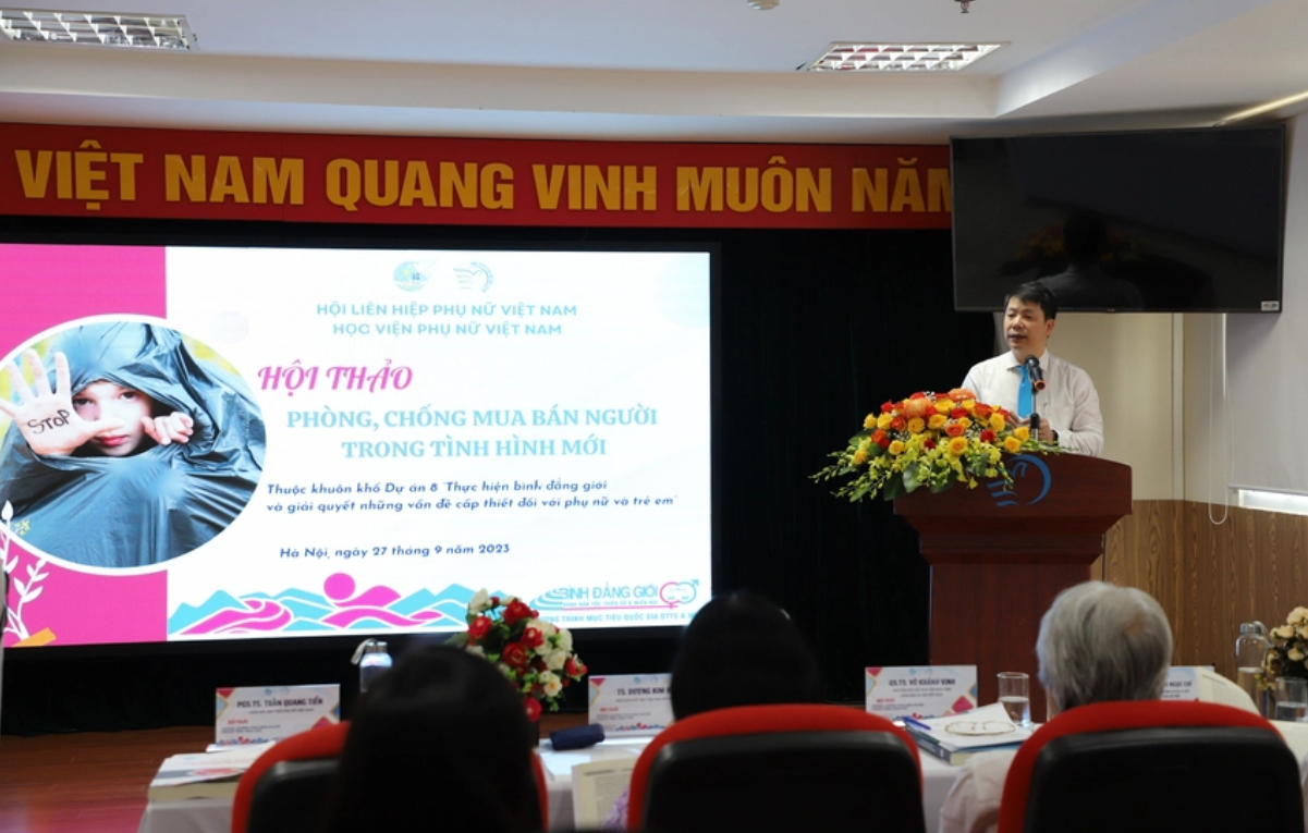 PGS.TS Trần Quang Tiến, Giám đốc Học viện Phụ nữ Việt Nam, phát biểu dề dẫn hội thảo