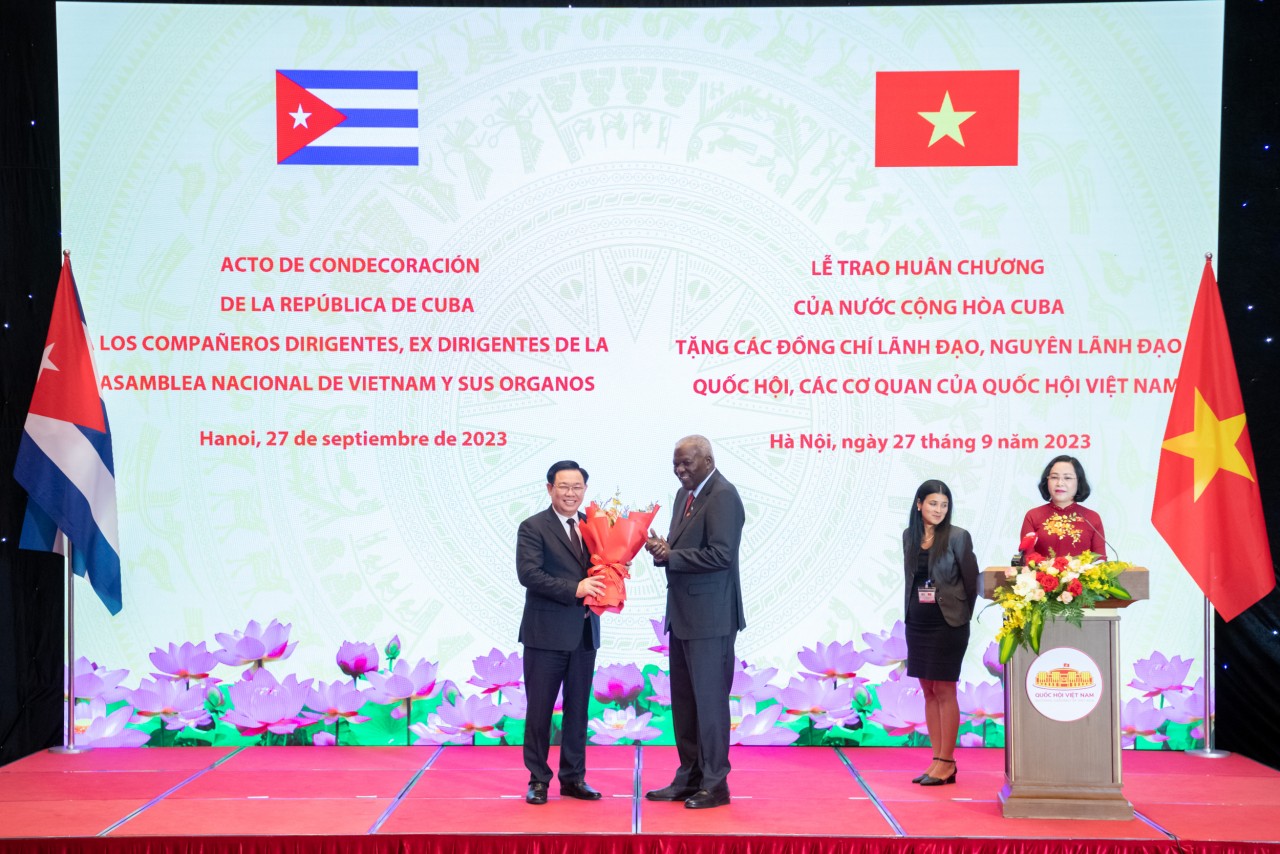 Chủ tịch Quốc hội Cuba Esteban Lazo Hernandez trân trọng trao Huân chương Carlos Manuel de Cesesspespeedes tặng Chủ tịch Quốc hội Vương Đình Huệ