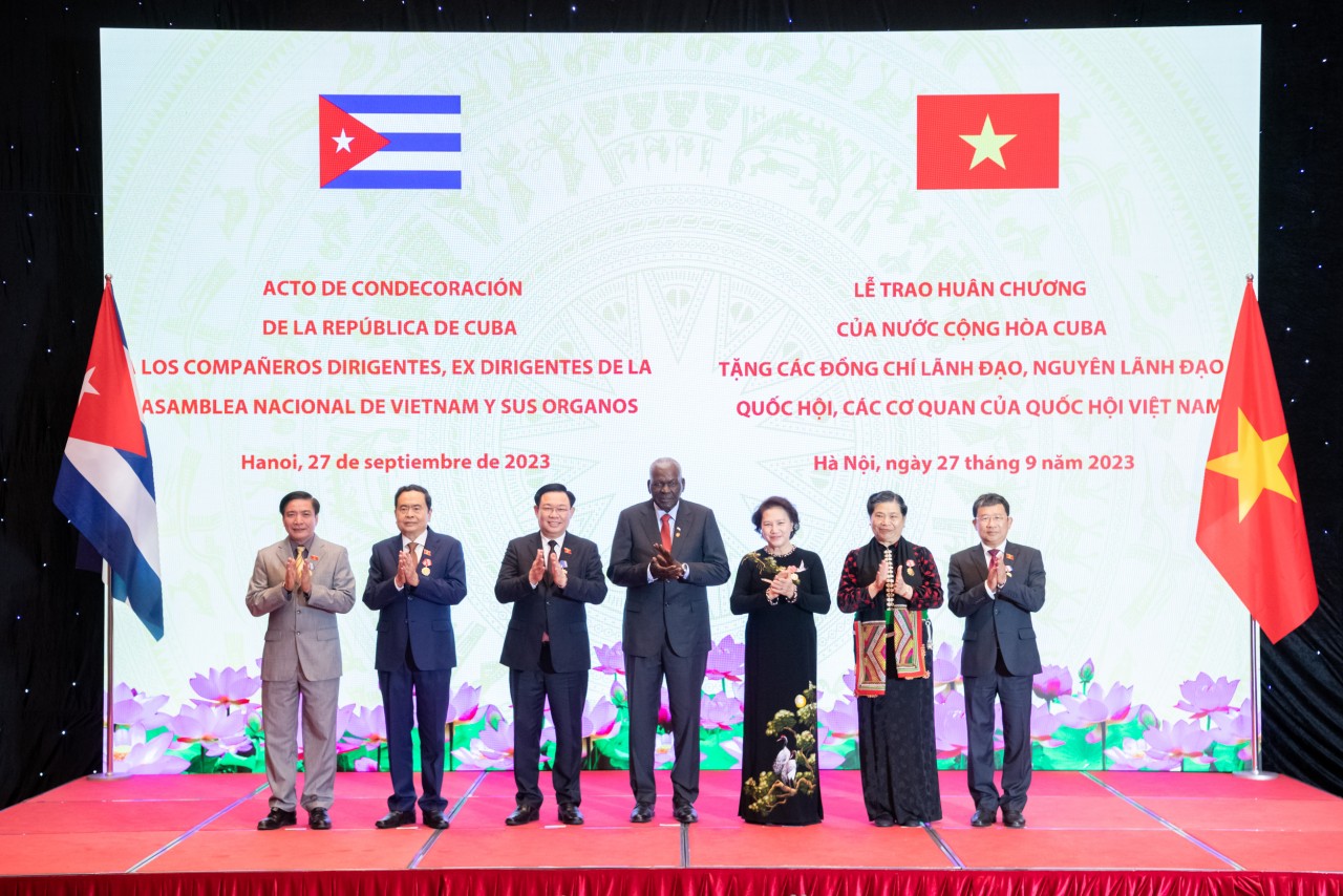 Chủ tịch Quốc hội Cuba Esteban Lazo Hernandez trao Huân chương của Nhà nước Cuba tặng 7 Lãnh đạo, nguyên Lãnh đạo Quốc hội, các cơ quan của Quốc hội Việt Nam