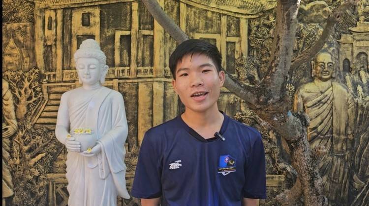 Sinh viên Lào Chai Ssp Đại học Sư phạm Đà Nẵng chia sẻ: “Ban đầu học tiếng Việt, chúng em rất bỡ ngỡ và có nhiều khó khăn do cách phát âm của tiếng Việt có từ đọc rất giống nhau nhưng nghĩa thì khác nhau như “đường” là con đường, “đường” cũng là thức ăn ngọt và nhiều từ có nghĩa giống nhau nhưng đọc khác nhau (ví dụ con lợn = con heo), nên chúng em rất dễ nhầm lẫn. Cho nên, chúng em phải luôn siêng năng học tập và chú ý ghi nhớ.” Sinh viên Lào Chai Ssp Đại học Sư phạm Đà Nẵng chia sẻ: “Ban đầu học tiếng Việt, chúng em rất bỡ ngỡ và có nhiều khó khăn do cách phát âm của tiếng Việt có từ đọc rất giống nhau nhưng nghĩa thì khác nhau như “đường” là con đường, “đường” cũng là thức ăn ngọt và nhiều từ có nghĩa giống nhau nhưng đọc khác nhau (ví dụ con lợn = con heo), nên chúng em rất dễ nhầm lẫn. Cho nên, chúng em phải luôn siêng năng học tập và chú ý ghi nhớ.”
