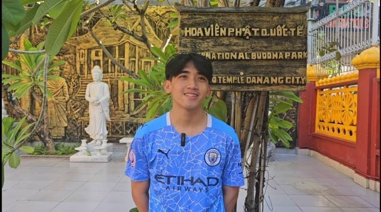 Sinh viên Lào Jingjho Jho Soundarvong đang theo học tại trường Đại học Sư phạm Đà Nẵng cho biết: “Hoạt động học tiếng Việt tại chùa rất vui và bổ ích cho chúng em khi sinh sống tại Việt Nam. Khi sinh hoạt về chùa, chúng em cảm thấy rất gần gũi như ở trên chính quê hương của chúng em. Đặc biệt ở đây là có các sư người Lào thường xuyên hướng dẫn chúng em học Phật pháp, hướng dẫn các em tu tập giữ gìn văn hóa bản sắc Phật giáo quê hương. Ở chùa, vào các dịp lễ lớn, em và các bạn về chùa làm công quả như quét dọn vệ sinh, bưng dọn bàn ghế và làm bếp rửa chén; các sư thường cầu phúc tụng kinh, buộc chỉ cổ tay và thực hiện các nghi lễ truyền thống tết Lào Bunpimay, Kathina vv… cầu nguyện cho chúng em khi chúng em sống xa nhà.” Sinh viên Lào Jingjho Jho Soundarvong đang theo học tại trường Đại học Sư phạm Đà Nẵng cho biết: “Hoạt động học tiếng Việt tại chùa rất vui và bổ ích cho chúng em khi sinh sống tại Việt Nam. Khi sinh hoạt về chùa, chúng em cảm thấy rất gần gũi như ở trên chính quê hương của chúng em. Đặc biệt ở đây là có các sư người Lào thường xuyên hướng dẫn chúng em học Phật pháp, hướng dẫn các em tu tập giữ gìn văn hóa bản sắc Phật giáo quê hương. Ở chùa, vào các dịp lễ lớn, em và các bạn về chùa làm công quả như quét dọn vệ sinh, bưng dọn bàn ghế và làm bếp rửa chén; các sư thường cầu phúc tụng kinh, buộc chỉ cổ tay và thực hiện các nghi lễ truyền thống tết Lào Bunpimay, Kathina vv… cầu nguyện cho chúng em khi chúng em sống xa nhà.”