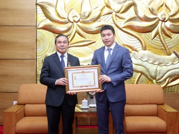 Tôn vinh Đại sứ Sengphet Houngboungnuang vì những nỗ lực vun đắp tình hữu nghị đặc biệt Việt Nam - Lào