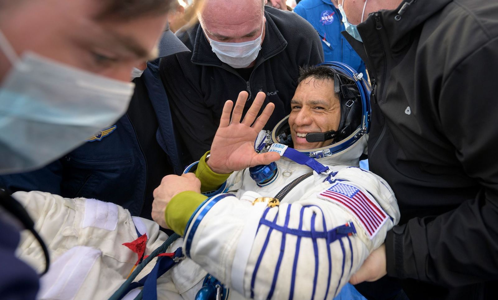 Vụ phi hành gia "mắc kẹt" trên ISS: Cơ thể con người biến đổi thế nào trong không gian?