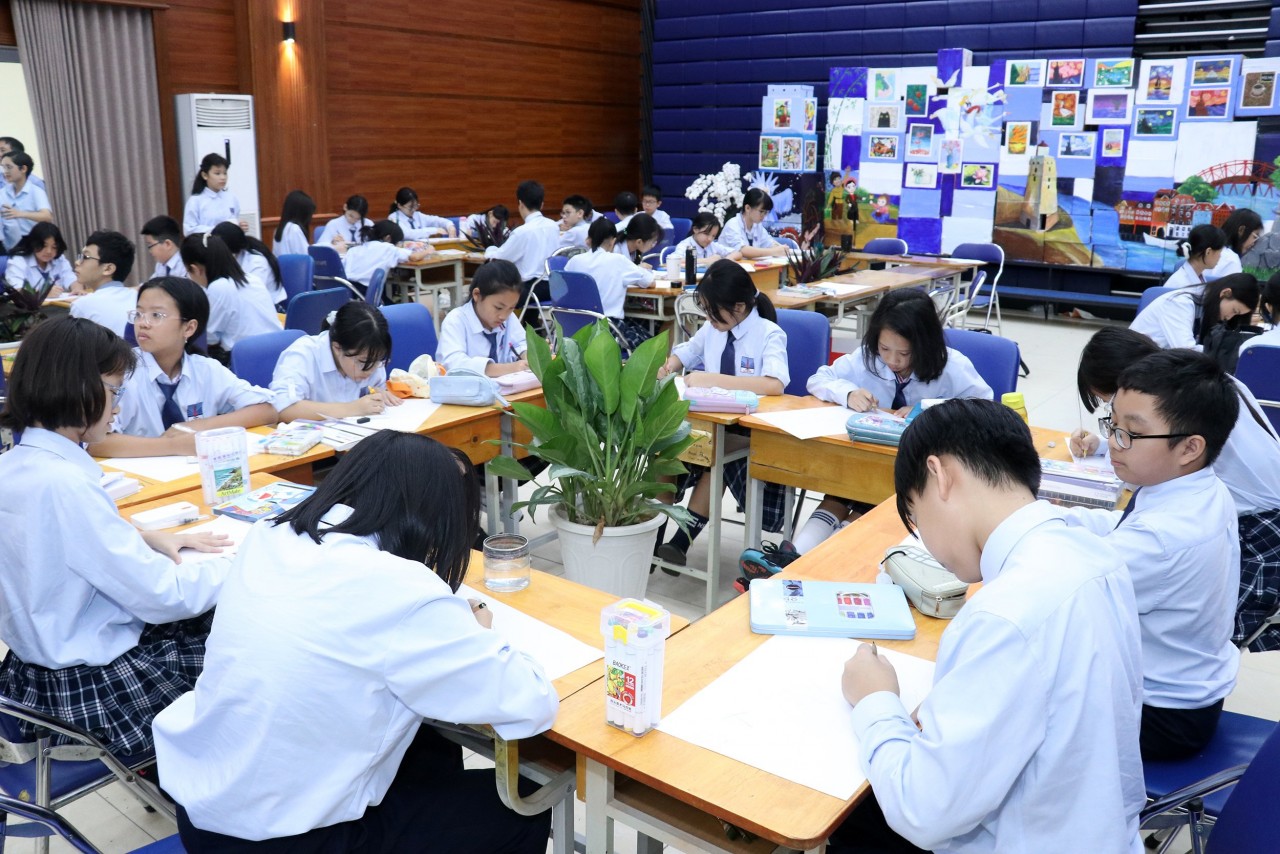 Tại lễ phát động, hơn 150 em học sinh của trường Nguyễn Siêu đã thực hiện bài thi trong vòng 60 phút 