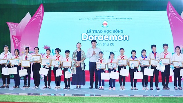 Học sinh nghèo, hiếu học của 20 tỉnh, thành được nhận học bổng từ Quỹ Doraemon