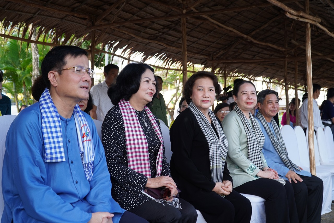 Mãn nhãn với chương trình nghệ thuật trình diễn áo bà bà tại Hậu Giang