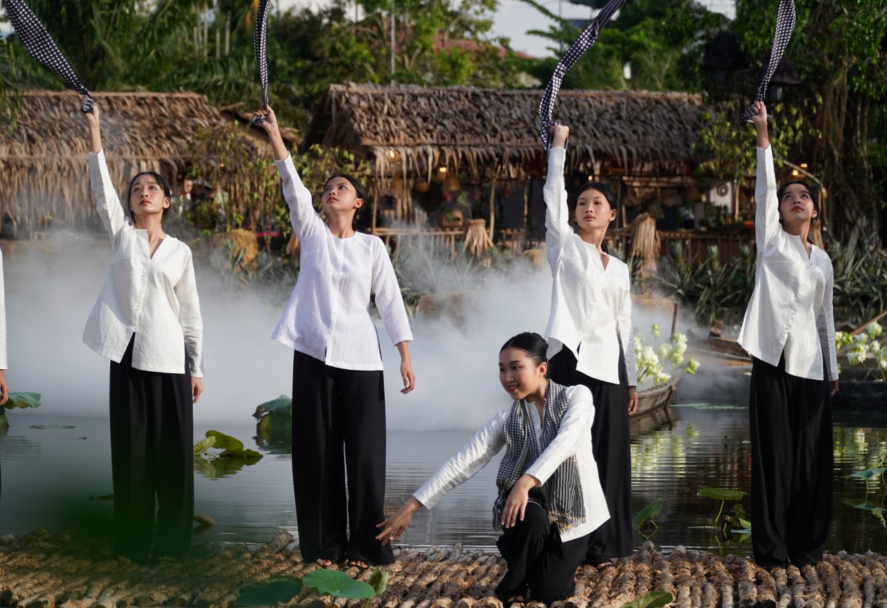 Mãn nhãn với chương trình nghệ thuật trình diễn áo bà bà tại Hậu Giang