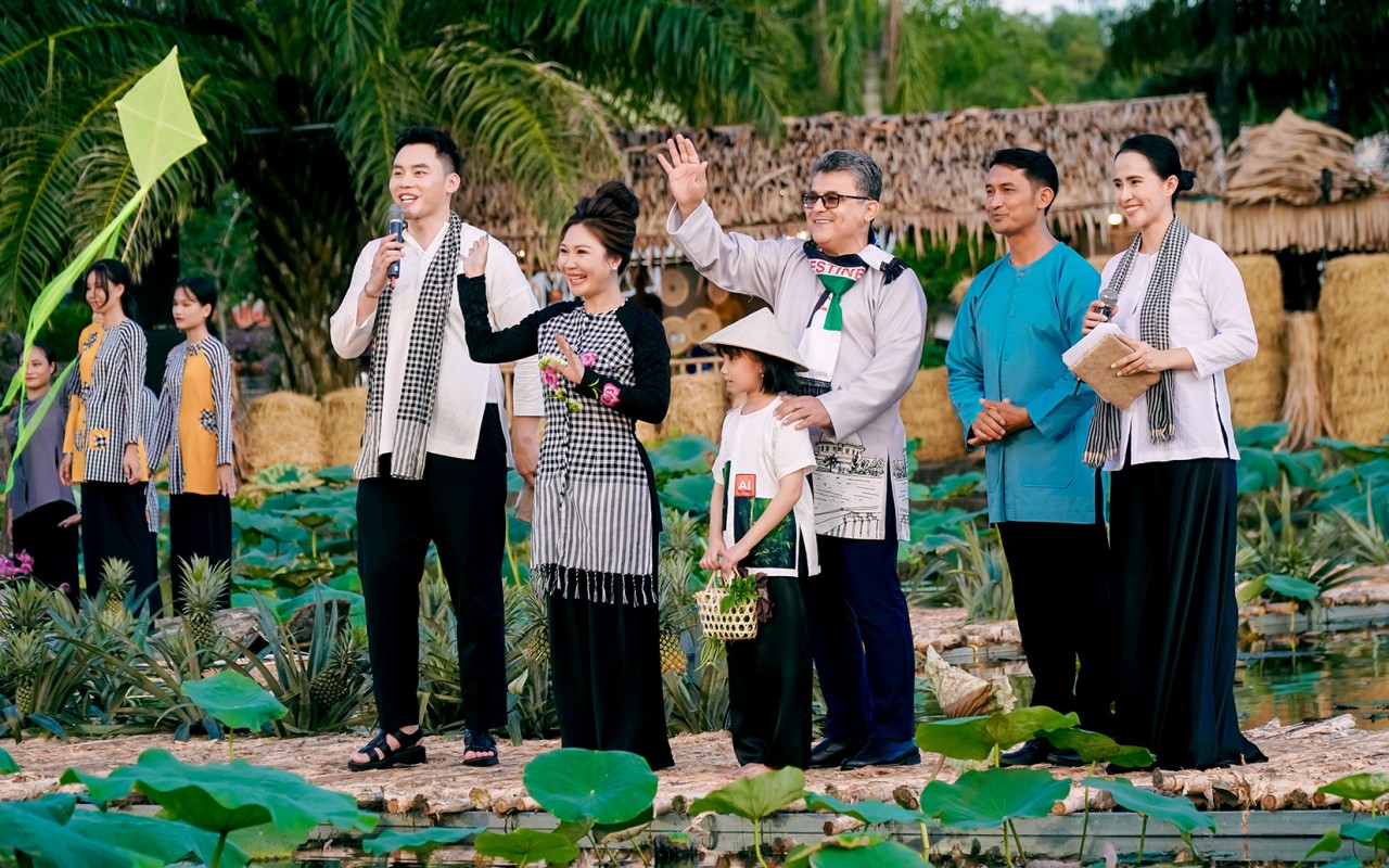 Mãn nhãn với chương trình nghệ thuật trình diễn áo bà bà tại Hậu Giang