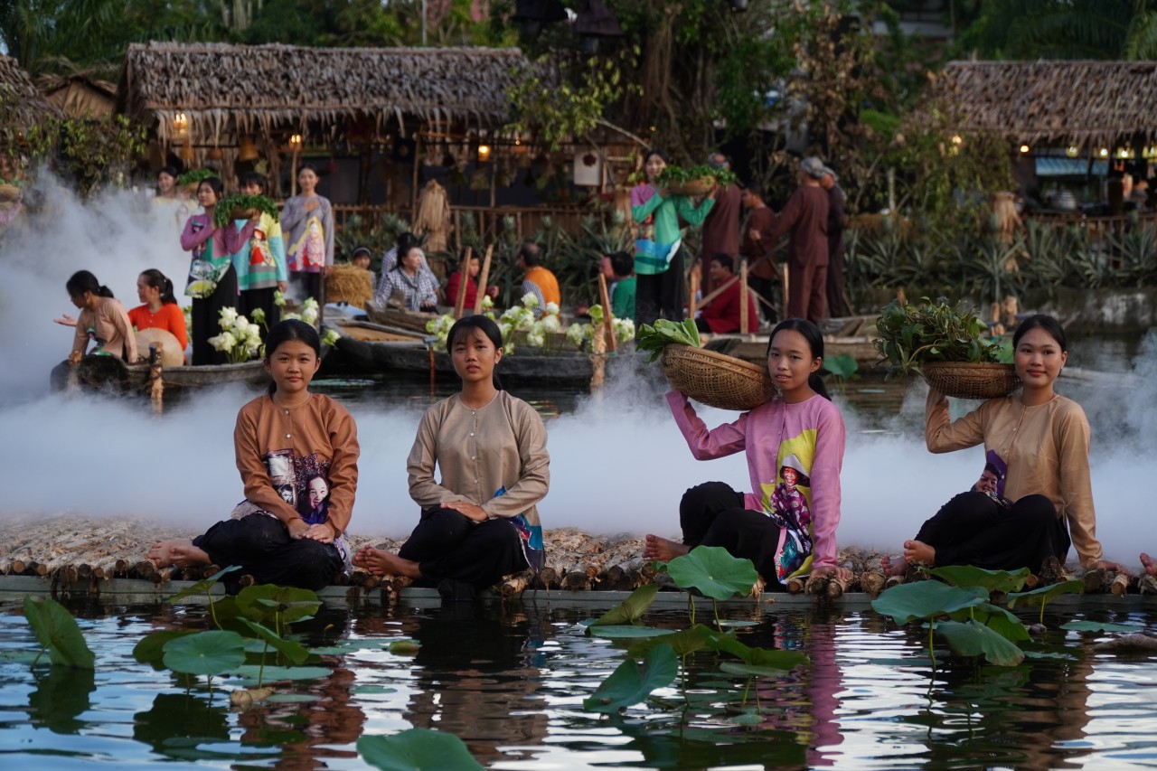 Mãn nhãn với chương trình nghệ thuật trình diễn áo bà bà tại Hậu Giang