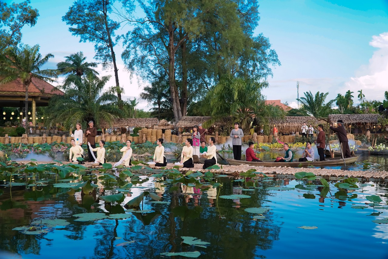 Mãn nhãn với chương trình nghệ thuật trình diễn áo bà bà tại Hậu Giang