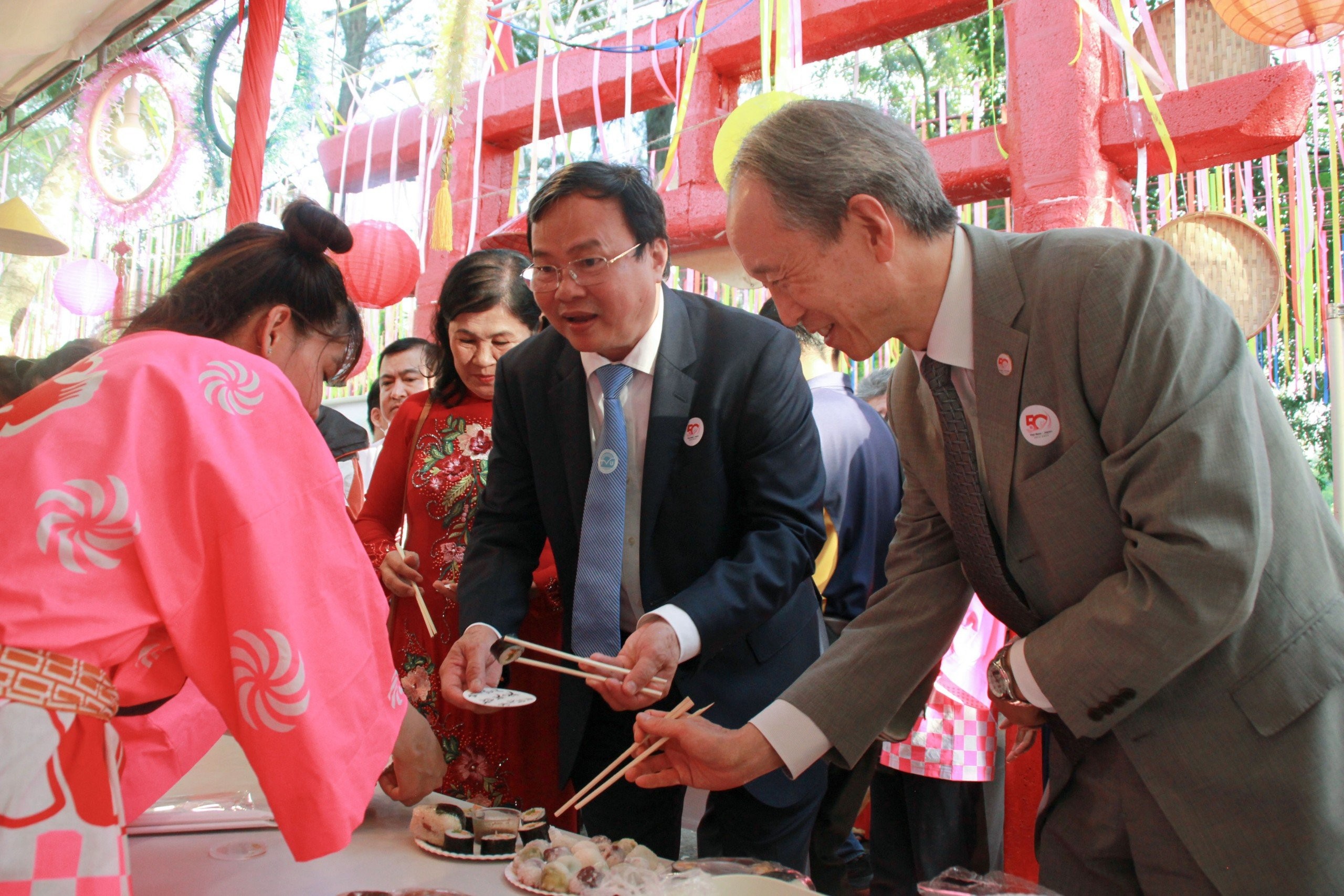 Chủ tịch UBND tỉnh Lê Văn Hẳn và Tổng lãnh sự Nhật Bản Ono Masuo thưởng thức ẩm thực tại chương trình