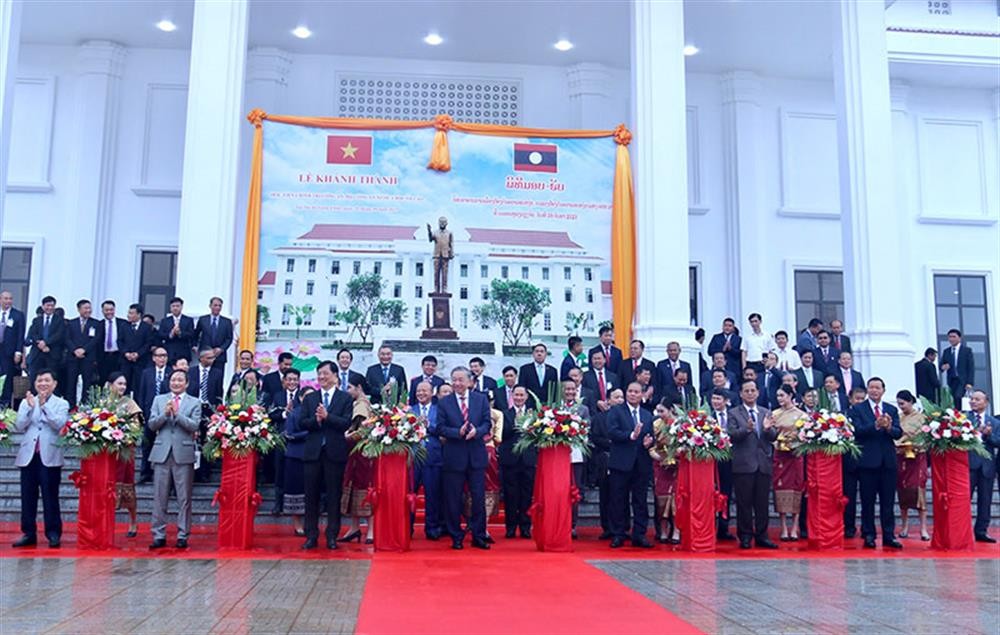 Bộ trưởng Tô Lâm và  Phó Thủ tướng Chính phủ, Bộ trưởng Bộ Công an Lào Vilay Lakhamphon đồng chủ trì lễ khánh thành công trình Học viện Chính trị CAND Lào. (Ảnh: Bộ Công an)