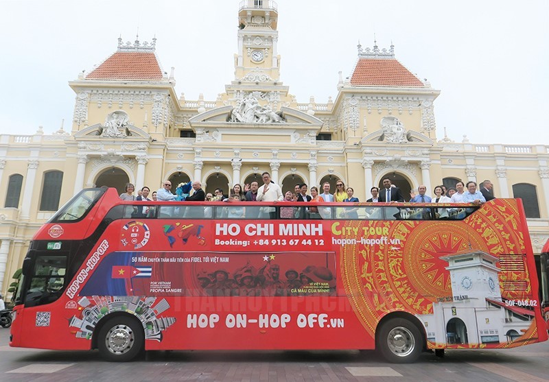 Lãnh đạo TPHCM và Cuba cùng tham quan TPHCM trên chuyến xe buýt 2 tầng mang hình ảnh lịch sử của Fidel. (Ảnh: hcmcpv.org.vn)