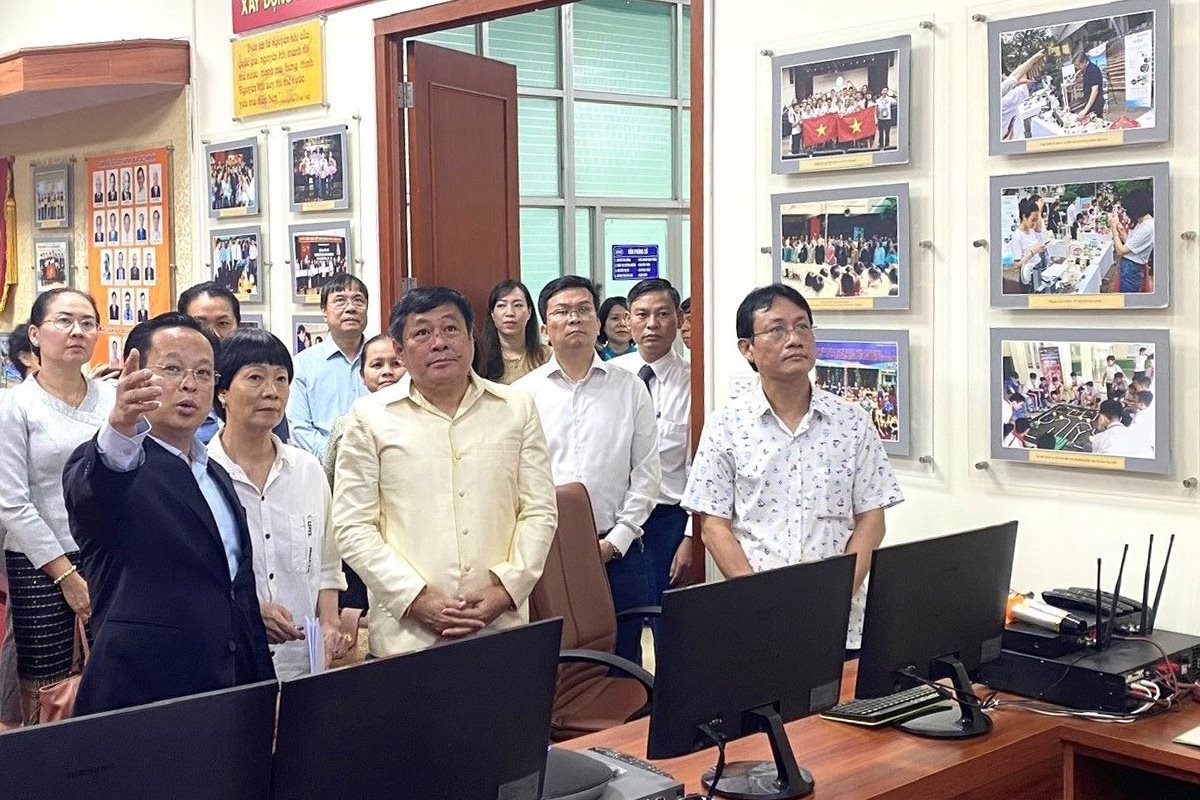 Đoàn công tác của Sở Giáo dục và Thể thao Viêng Chăn thăm phòng điều hành thông minh của Sở Giáo dục và Đào tạo Hà Nội. (Ảnh: Hà Nội mới)