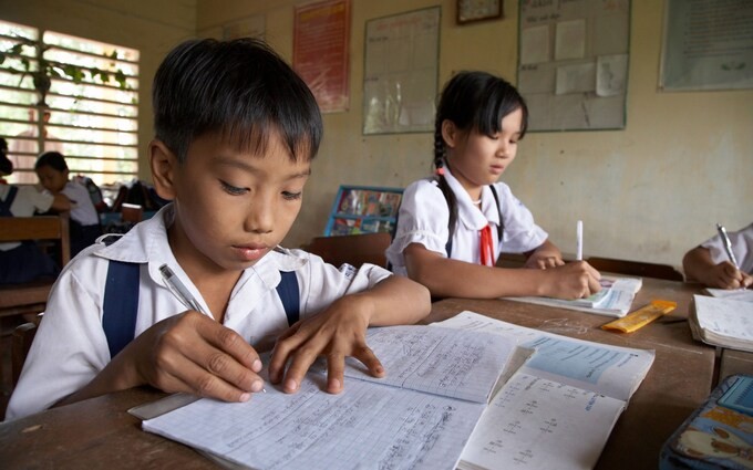 Trẻ em 8 tuổi ở Việt Nam học được nhiều hơn ở trường so với c&aacute;c bạn c&ugrave;ng lứa ở Peru, Ấn Độ v&agrave; &Ecirc;-ti-&ocirc;-pi-a. (Nguồn: Tony Wood/Ảnh Alamy Stock) ảnh 1