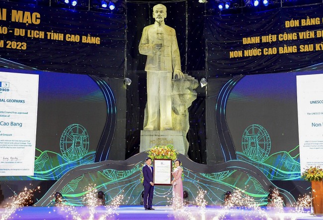 Đón Bằng Chứng nhận danh hiệu Công viên địa chất toàn cầu UNESCO non nước Cao Bằng