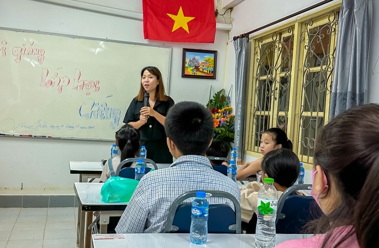 Nguyễn Thị Thu Huyền - Sứ giả tiếng Việt tại Lào