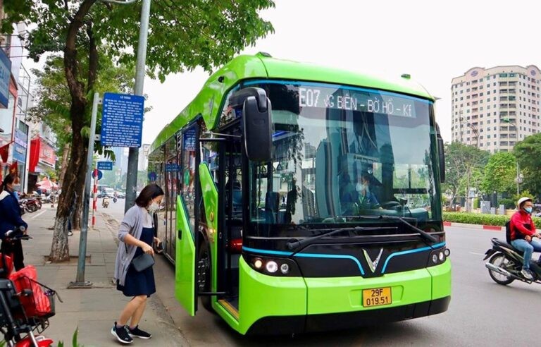 100 xe buýt sẽ được thay thế đầu tư sử dụng điện năng lượng xanh trong giao thông đô thị từ năm 2025. Ảnh: TTXVN