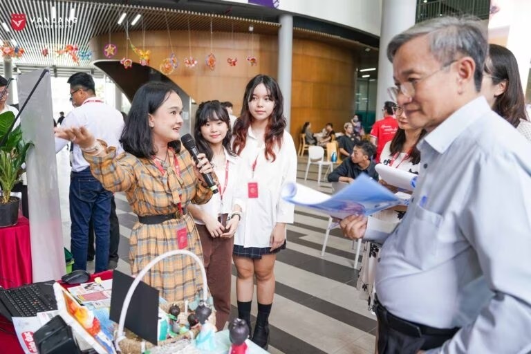 Nhiều sáng kiến chống biến đổi khí hậu được các bạn trẻ giới thiệu tại lễ trao giải cuộc thi Ảnh Đại học Văn Lang
