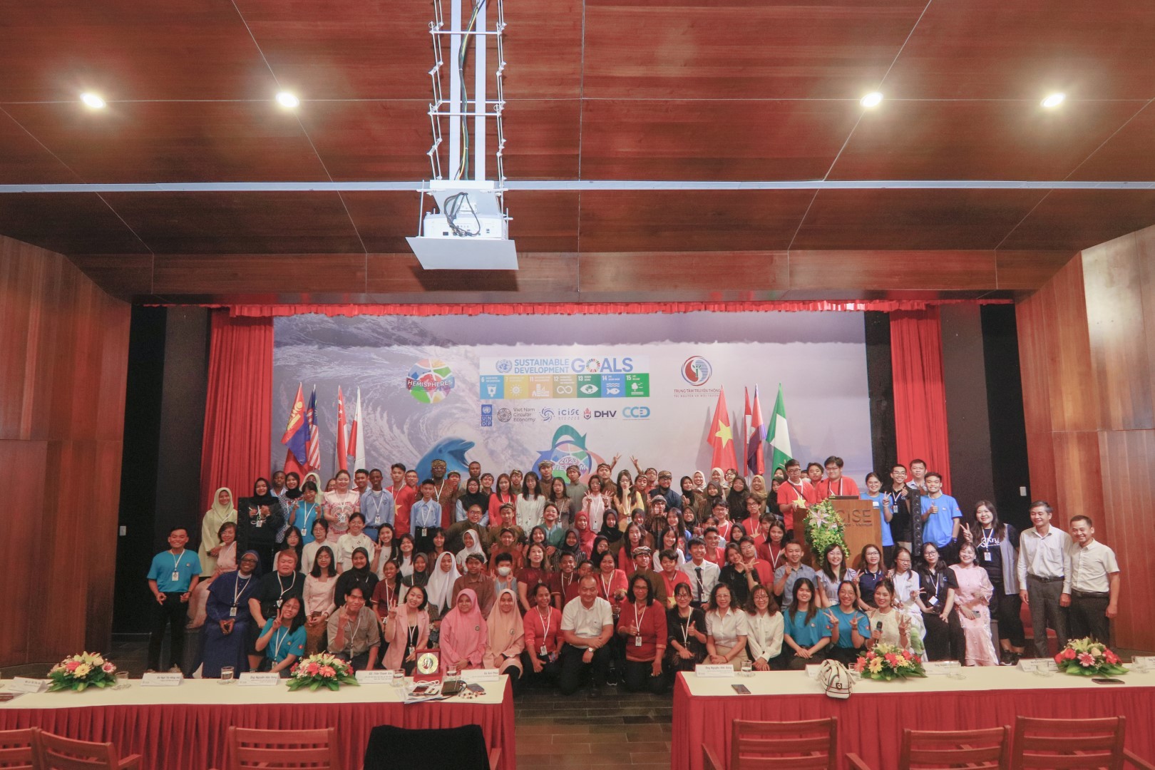 Hơn 120 thanh thiếu niên Việt Nam và quốc tế tham gia Hội nghị Thanh thiếu niên toàn cầu. (Ảnh: ICISE)