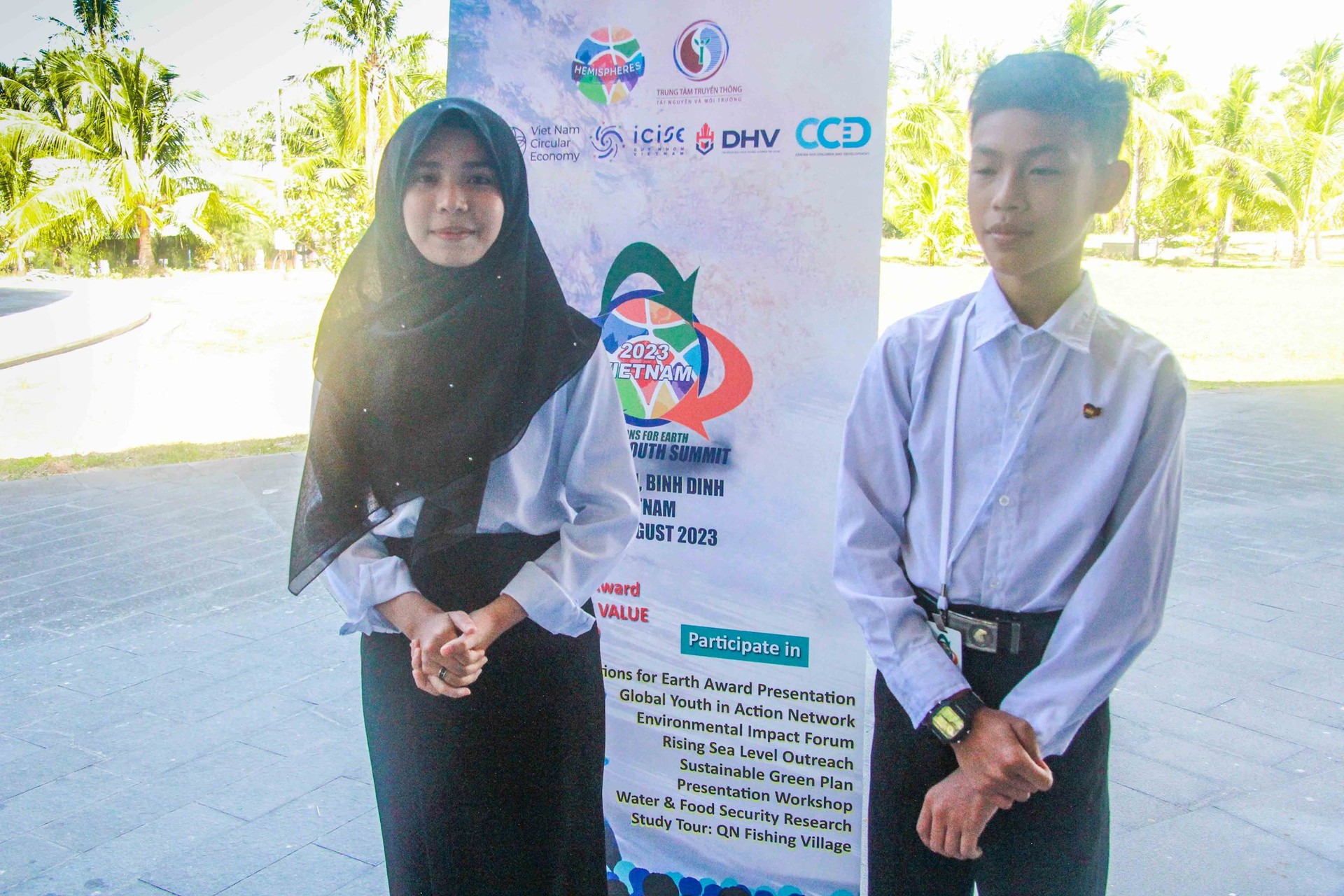 Em Fy Ena trái và em Smael Shafeak Campuchia mang đến Hội nghị sáng kiến sử dụng chất thải nhựa tái chế đồ dùng hữu ích Ảnh Báo Tài nguyên và Môi trường