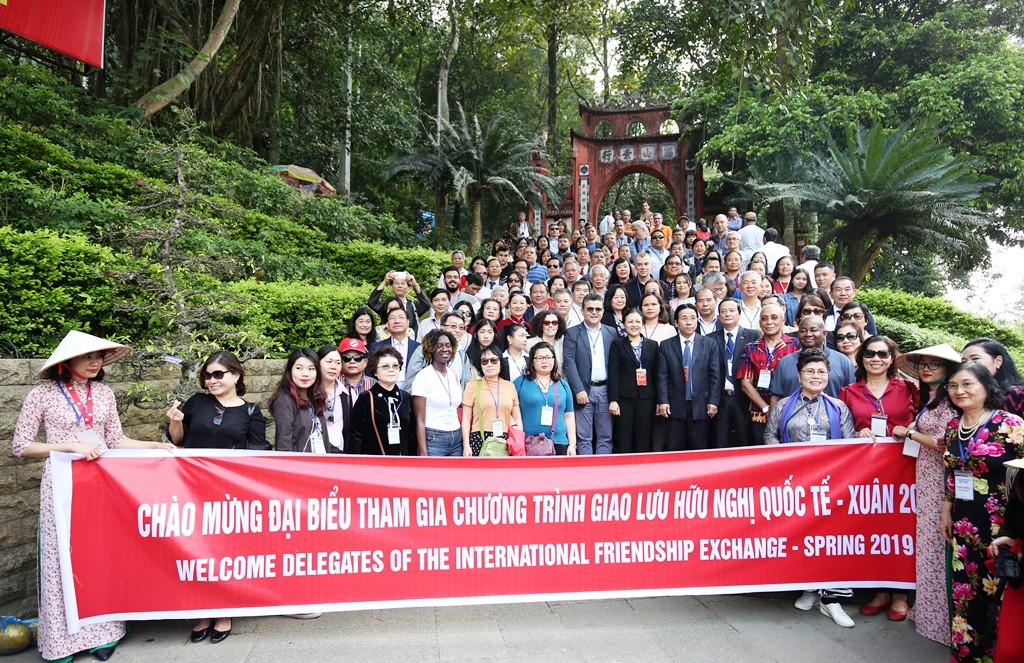 Gần 300 đại biểu là các đại sứ, đại diện các đại sứ quán, các tổ chức quốc tế, các tổ chức phi chính phủ nước ngoài tại Việt Nam... đã tham dự chương trình Du Xuân hữu nghị 2019 tại Phú Thọ. (Ảnh: dangcongsan.vn)