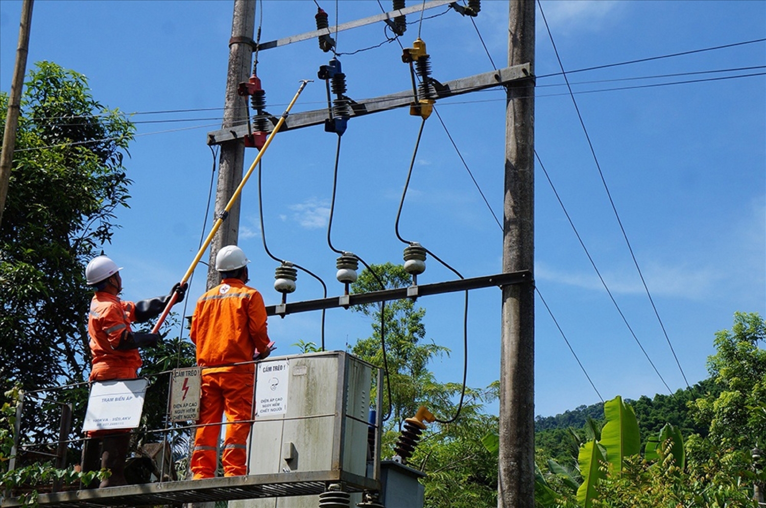 Ngành điện đã nỗ lực để cấp điện lưới quốc gia đến tất cả các xã biên giới của huyện Tây Giang.