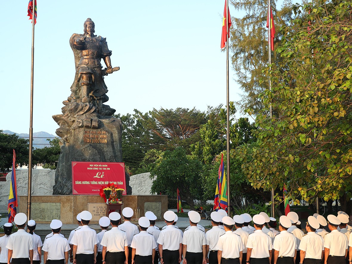 Đoàn công tác dâng hương tượng đài Trần Hưng Đạo tại công viên Bạch Đằng