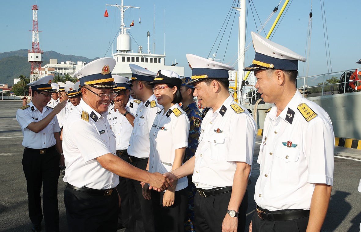 Tàu buồm 286-Lê Quý Đôn rời quân cảng Nha Trang thăm Singapore