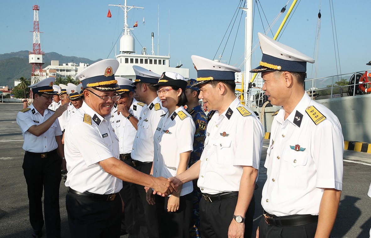 Tàu buồm 286-Lê Quý Đôn rời quân cảng Nha Trang thăm Singapore Tàu buồm 286-Lê Quý Đôn rời quân cảng Nha Trang thăm Singapore