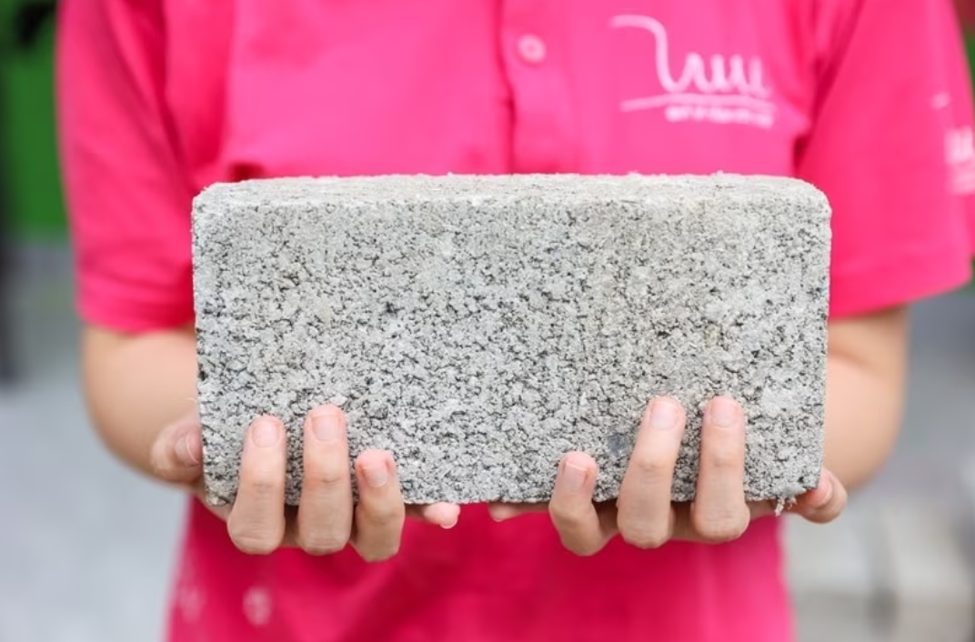 Gạch làm từ vật liệu tái chế một trong các vật liệu xây dựng được xử lý bằng công nghệ biến tính và được kiểm định an toàn không gây hại cho môi trường cũng như sức khỏe con người ẢnhBaoxaydungvn