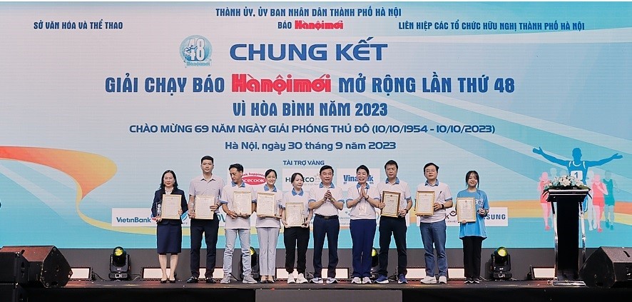 Đại diện Tập đoàn Tân Á Đại Thành (ngoài cùng bên phải) nhận kỷ niệm chương Nhà tài trợ Giải chạy Báo Hànộimới mở rộng lần thứ 48.