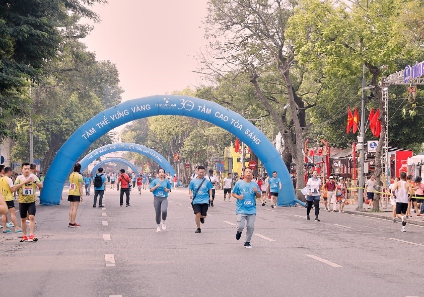 Các “runner Tân Á Đại Thành” tham gia đường chạy.