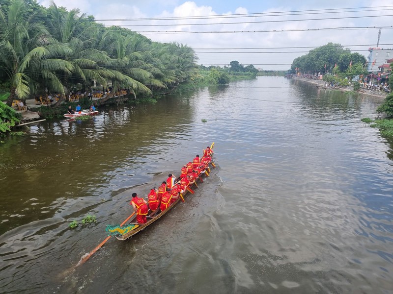 Cũng trong sáng nay, đông đảo người dân có mặt tại đền Đồng Bằng để cổ vũ các đội thi tham gia giải bơi chải trên dòng sông cổ Mai Diêm.