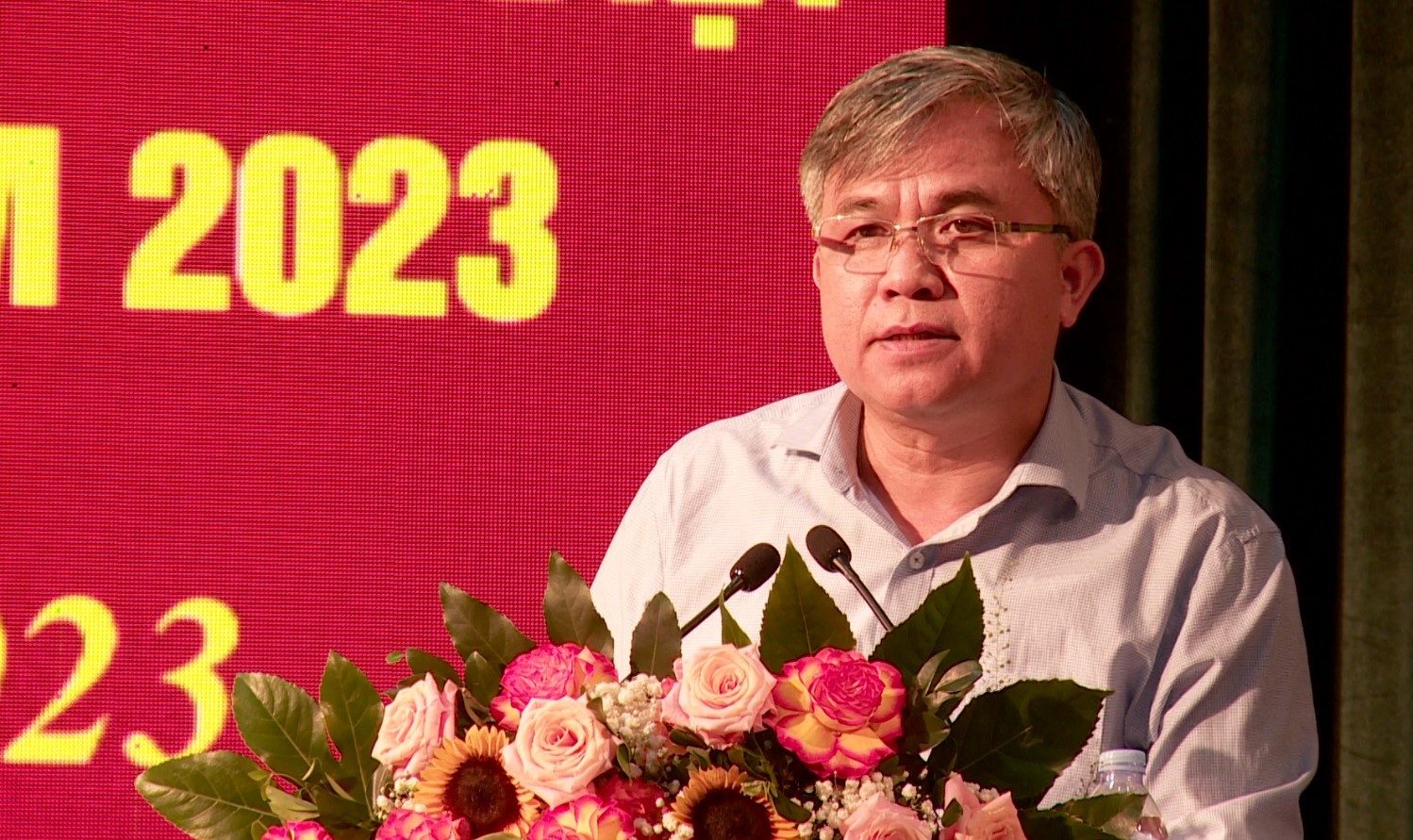 ông Lò Văn Tiến, Phó Chủ tịch UBND tỉnh Điện Biên, Trưởng Ban Chỉ đạo Nhân quyền tỉnh Điện Biên phát biểu tại Hội nghị. 