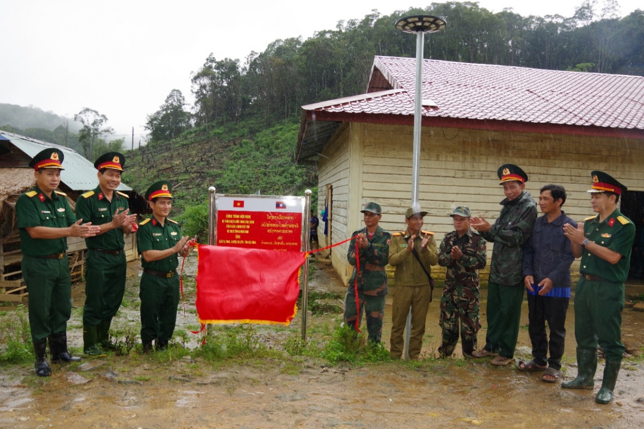 Bộ CHQS tỉnh Quảng Nam bàn giao công trình chiếu sáng cho bản biên giới của Lào