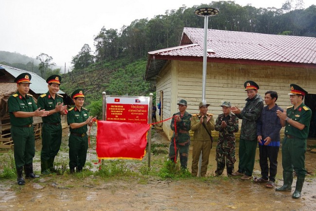 Bộ CHQS tỉnh Quảng Nam bàn giao công trình chiếu sáng cho bản biên giới của Lào