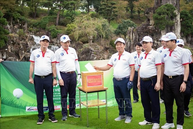 Các golfer quyên góp ủng hộ trẻ em khuyết tật tại tỉnh Fukuoka.