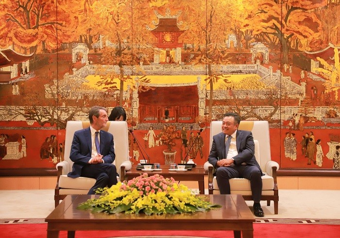 Chủ tịch UBND Thành phố Trần Sỹ Thanh (phải) trao đổi với Chủ tịch vùng Lombardia. (Ảnh: Hanoi.gov.vn)