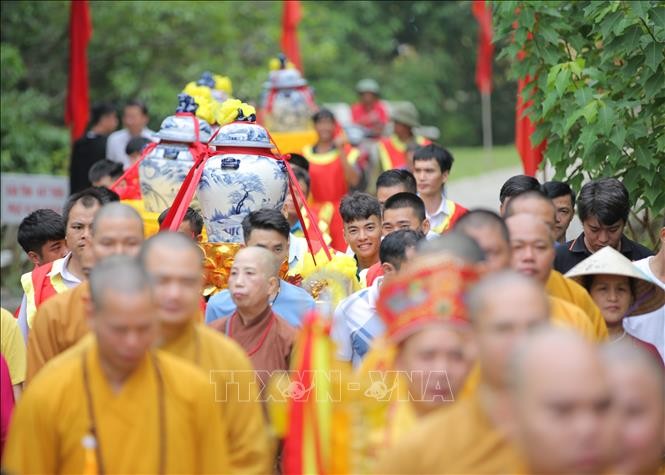 Đoàn người tham gia lễ rước nước thiêng trải dài khoảng 3 km. (Ảnh: Báo Tin tức)