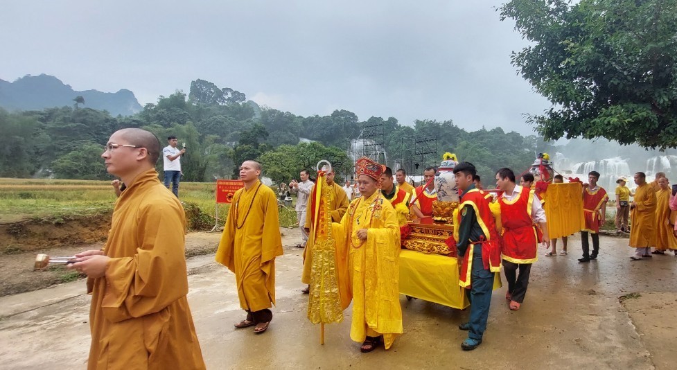 Nghi thức rước nước thiêng từ chân thác Bản Giốc đến Chùa Phật Tích Trúc Lâm Bản Giốc. (Ảnh: Caobang.gov.vn)