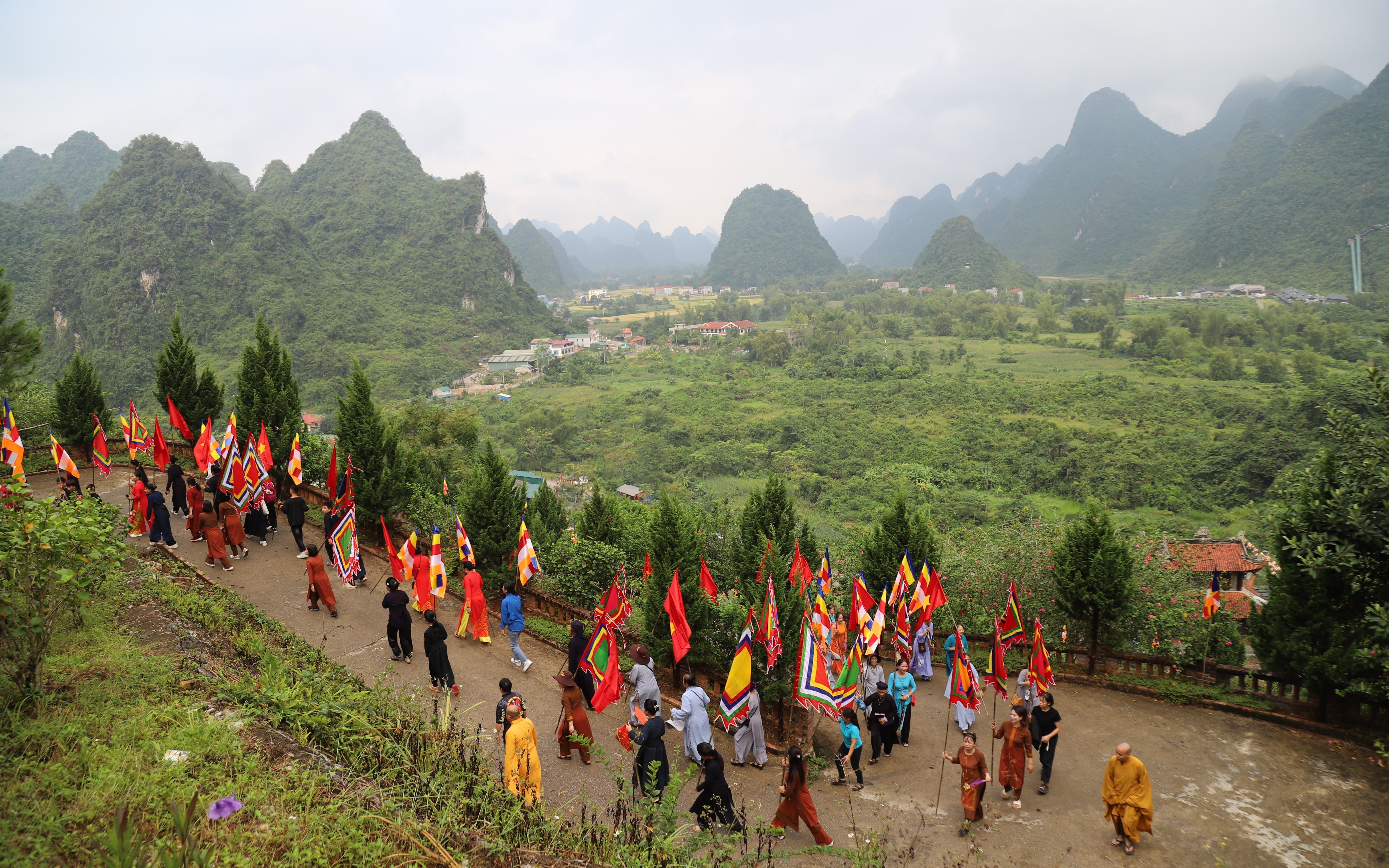 Đoàn rước kiệu, rước cờ với sự tham gia đông đảo của người dân và tăng ni, phật tử. (Ảnh: Caobang.gov.vn)